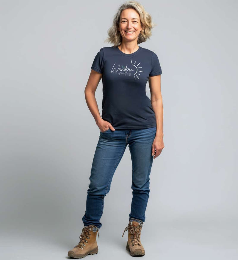Wandern ist meine Therapie | Damen Premium Organic T-Shirt von Rad&Rucksack - am Model präsentiert