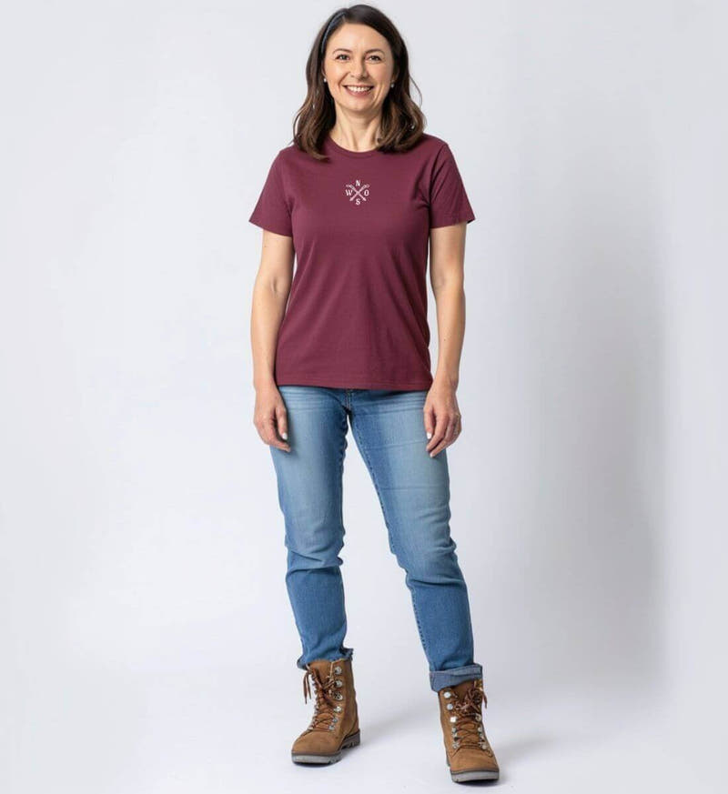 Wanderstöcke | Damen Premium Organic T-Shirt (Stick) von Rad&Rucksack - am Model präsentiert