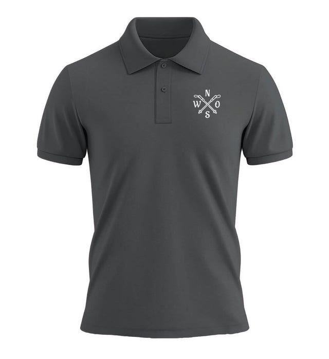 Bio Poloshirt Wanderstöcke in Anthrazit (Anthracite) – Produktbild (240 g/m² Bio-Piqué mit Stick) von Rad&Rucksack