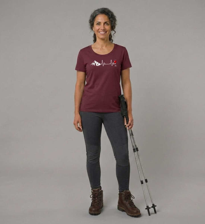 Wein Berg Herzschlag T-Shirt Damen – Modelbild (155 g/m² Bio-Baumwolle, tailliert) von Rad&Rucksack