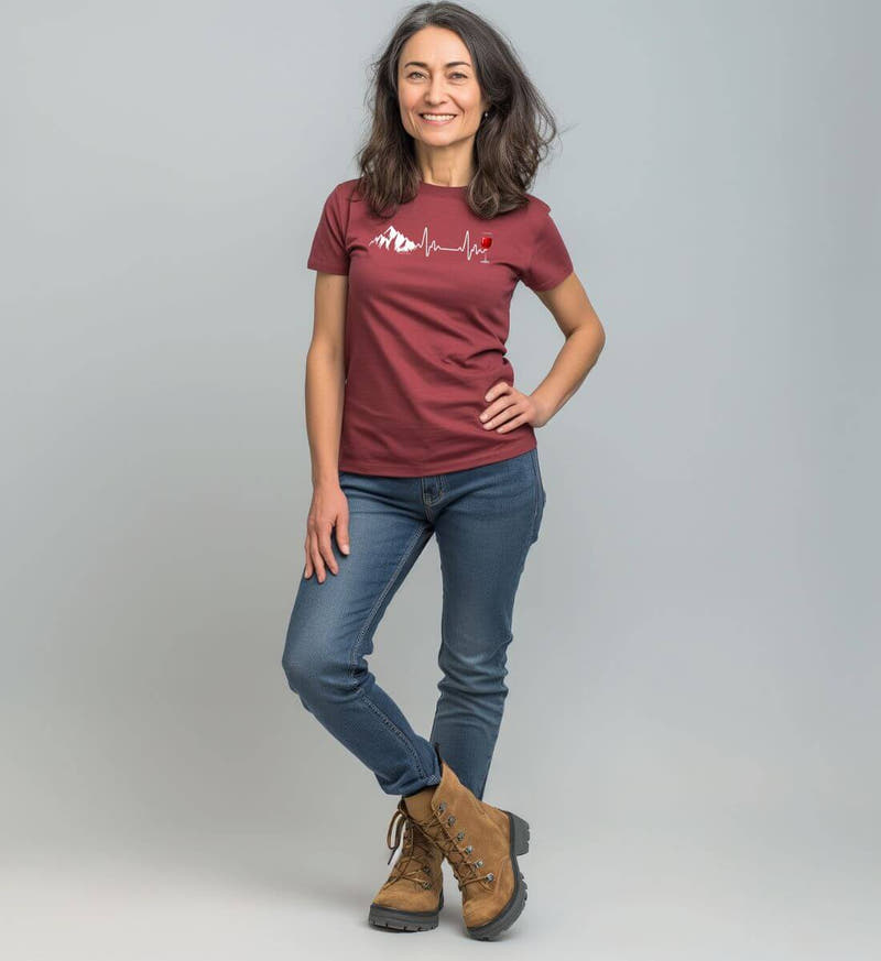 Wein Berg Herzschlag | Damen Premium Organic T-Shirt von Rad&Rucksack - am Model präsentiert