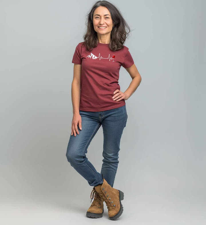 Wein T-Shirts Damen „Wein Berg Herzschlag“ – Modelbild (100% Bio-Baumwolle) von Rad&Rucksack