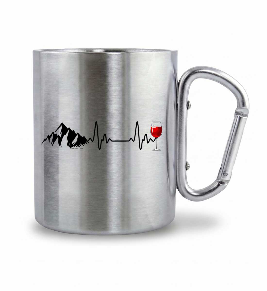 Wein Berg Herzschlag | Edelstahltasse mit Karabinergriff von Rad&Rucksack - am Model präsentiert