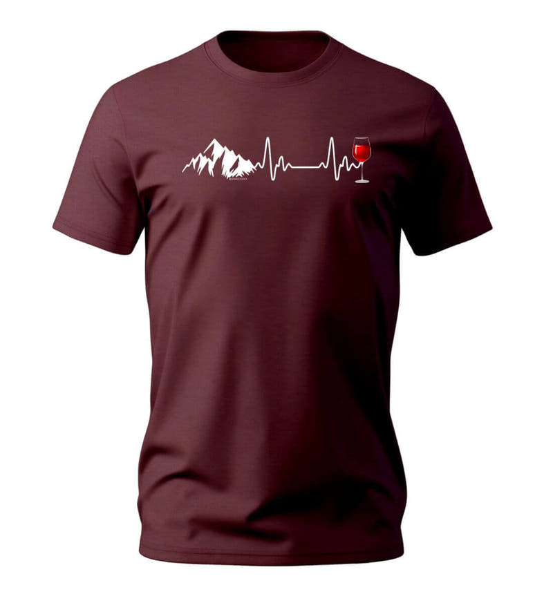 Wein Berg Herzschlag | Herren Premium Organic T-Shirt in Burgundy von Rad&Rucksack