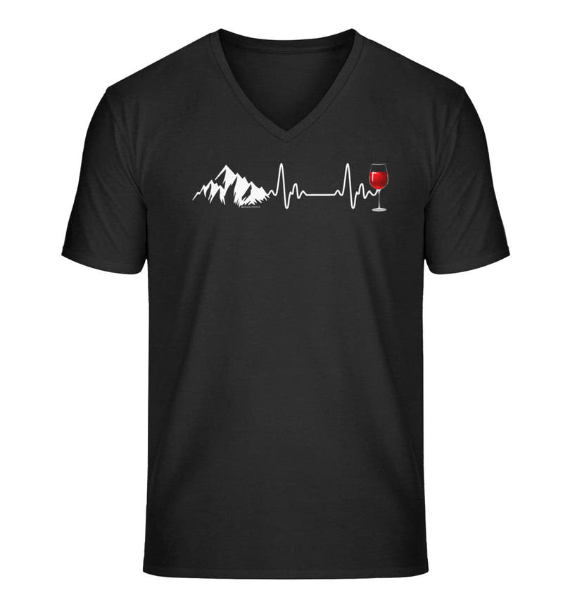 Wein Berg Herzschlag | Herren V-Neck Premium Organic T-Shirt in Schwarz von Rad&Rucksack