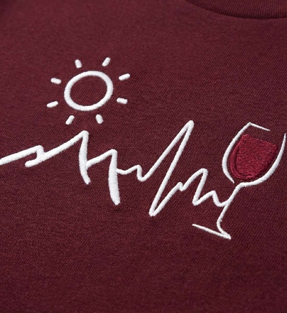 Wein Berg Herzschlag Stick | Unisex Premium Organic Poloshirt von Rad&Rucksack - am Model präsentiert