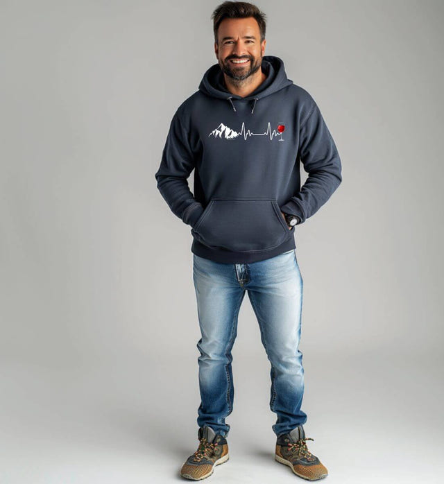 Outdoor Hoodie Wein Berg Herzschlag – Modelbild (350 g/m² Bio-Baumwolle) von Rad&Rucksack