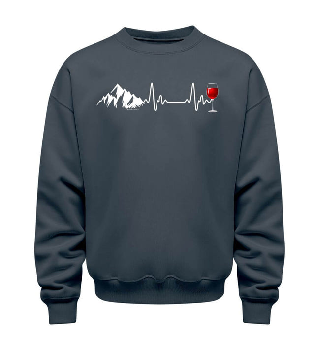 Wein Berg Herzschlag Sweatshirt in Blaugrau (India Ink Grey) – Produktbild (350 g/m² Bio-Baumwolle) von Rad&Rucksack