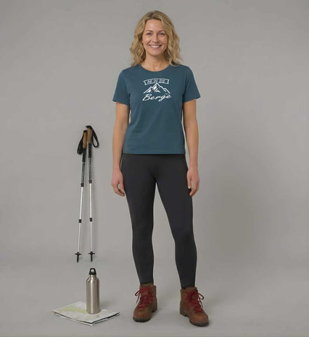 Ab in die Berge Bio T-Shirt Damen – Modelbild (100% Bio-Baumwolle) von Rad&Rucksack