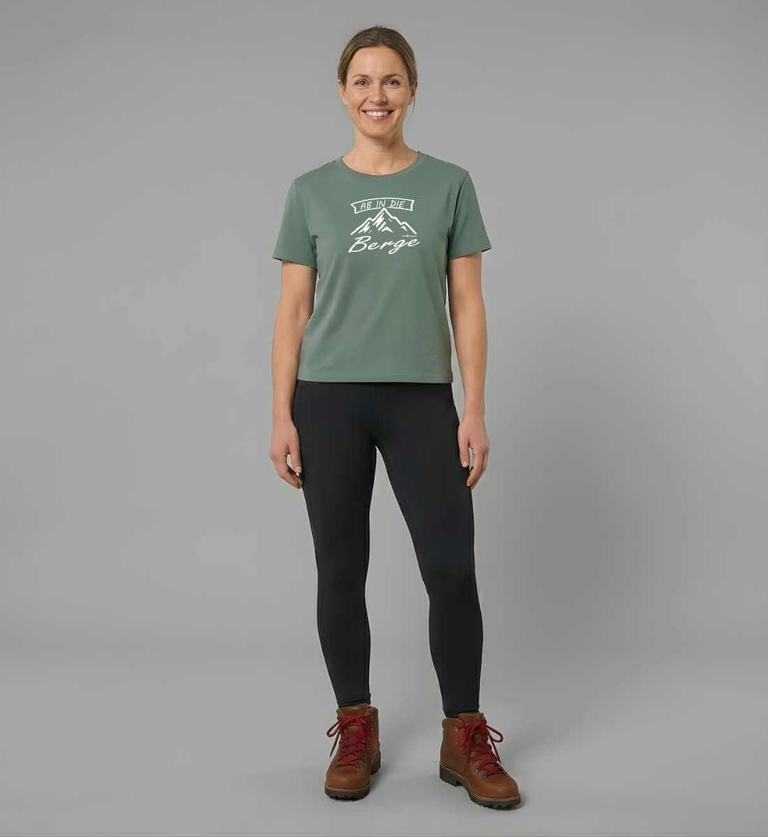 Geschenk Ab in die Berge T-Shirt – Modelbild (100% Bio-Baumwolle) von Rad&Rucksack