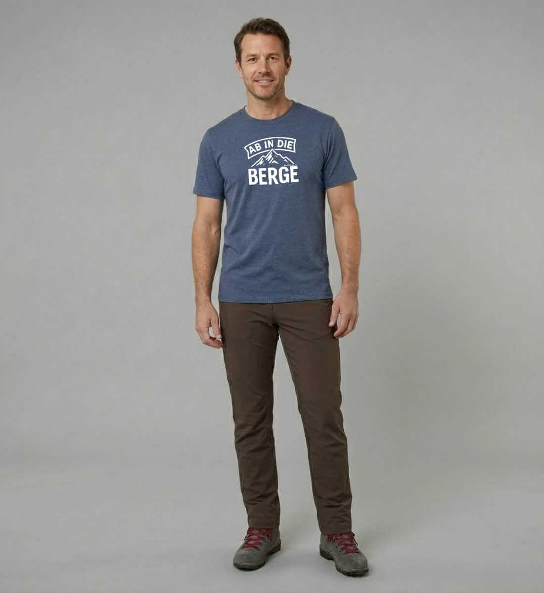 Ab in die Berge Bio T-Shirt Herren – Modelbild (100% Bio-Baumwolle) von Rad&Rucksack
