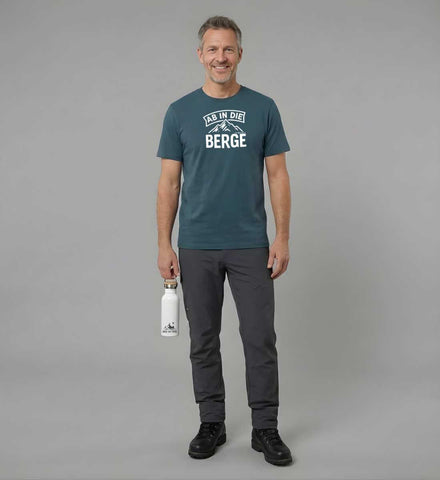 Geschenk Ab in die Berge T-Shirt – Modelbild (100% Bio-Baumwolle) von Rad&Rucksack