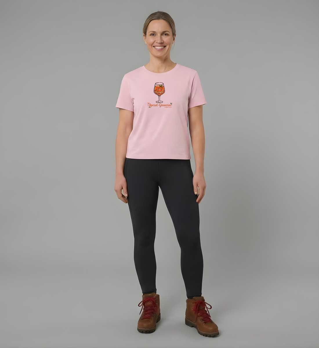 Aperol Gönnerin | Damen Premium Organic T-Shirt von Rad&Rucksack - am Model präsentiert