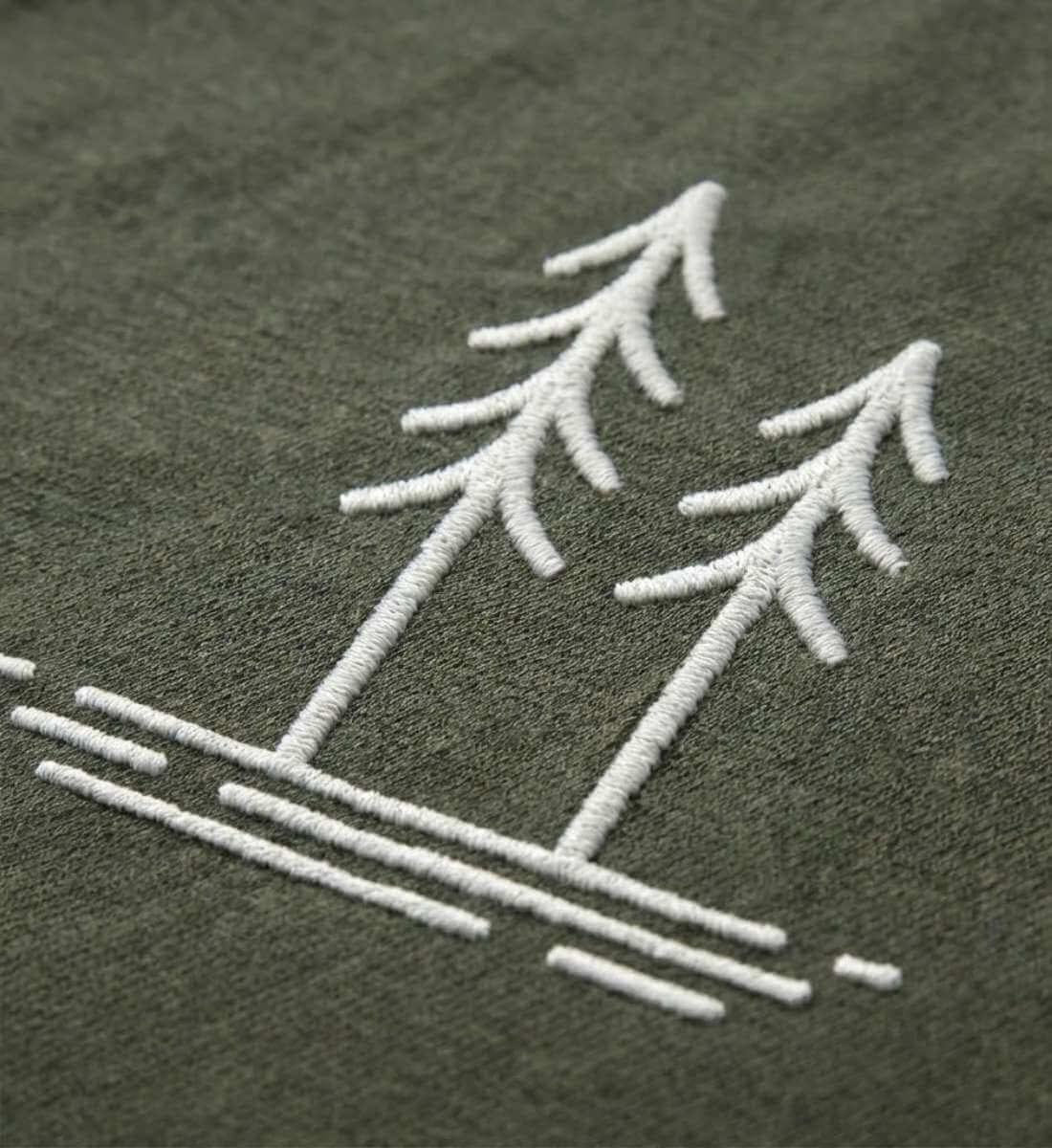 Bäume T-Shirt Herren – Modelbild (100% Bio-Baumwolle mit Stick) von Rad&Rucksack