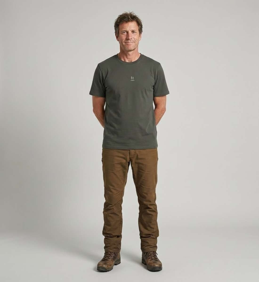 Bäume T-Shirt Bestickt Herren – Modelbild (100% Bio-Baumwolle) von Rad&Rucksack