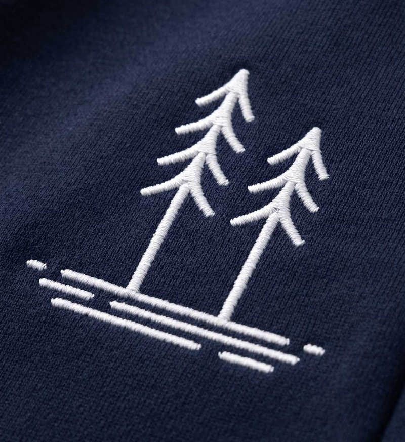 Bäume Stick Bio Shorts – Modelbild (Weiche Bio-Baumwolle mit Kordelzug) von Rad&Rucksack