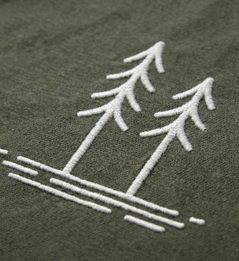 Bäume | Unisex Organic Hoodie von Rad&Rucksack - am Model präsentiert