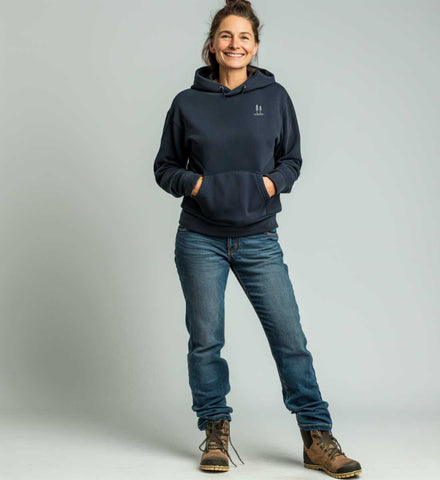 Bäume Kapuzenpullover – Modelbild (350 g/m² Bio-Baumwolle) von Rad&Rucksack