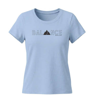 Geschenk Wanderin Balance Tailliert in Mittelblau (Blue Soul) – Produktbild (155 g/m² Bio-Baumwolle, tailliert) von Rad&Rucksack