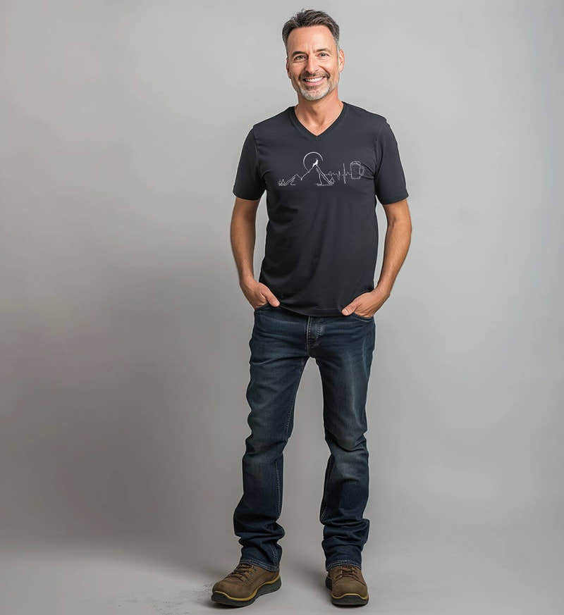 Berg Bock Bier Bio V-Neck T-Shirt Herren – Modelbild (100% Bio-Baumwolle) von Rad&Rucksack