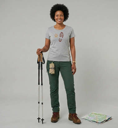 Berg Buddies T-Shirt Damen – Modelbild (155 g/m² Bio-Baumwolle, tailliert) von Rad&Rucksack