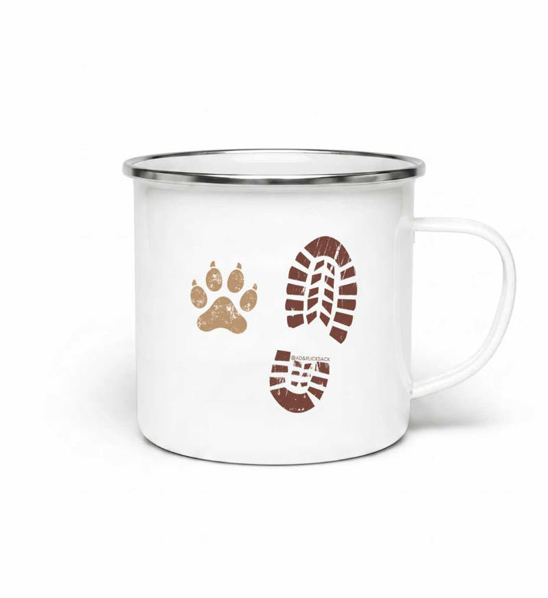 Berg Buddies | Emaille Tasse von Rad&Rucksack - am Model präsentiert