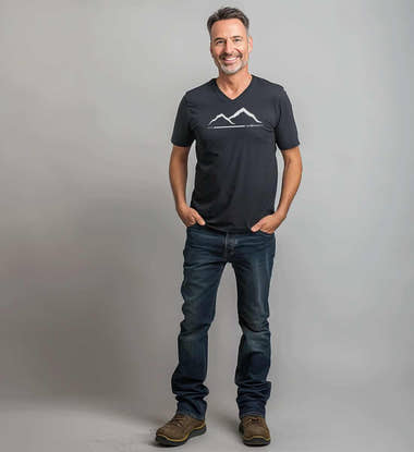 Berg Bio V-Neck T-Shirt Herren – Modelbild (100% Bio-Baumwolle) von Rad&Rucksack