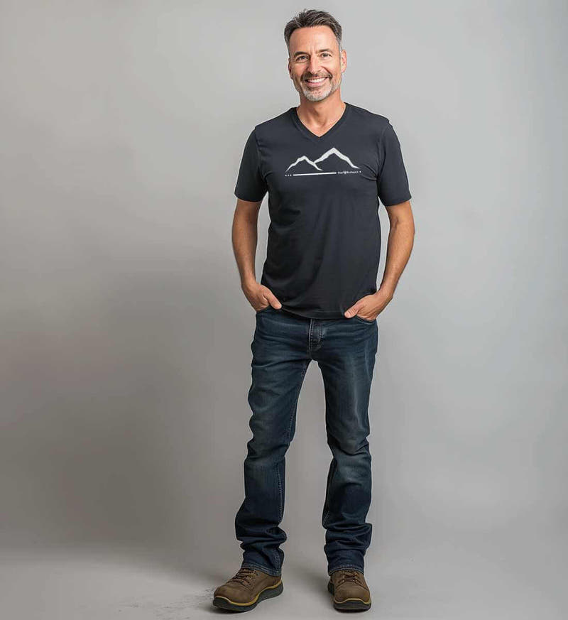 Berg | Herren V-Neck Premium Organic T-Shirt von Rad&Rucksack - am Model präsentiert