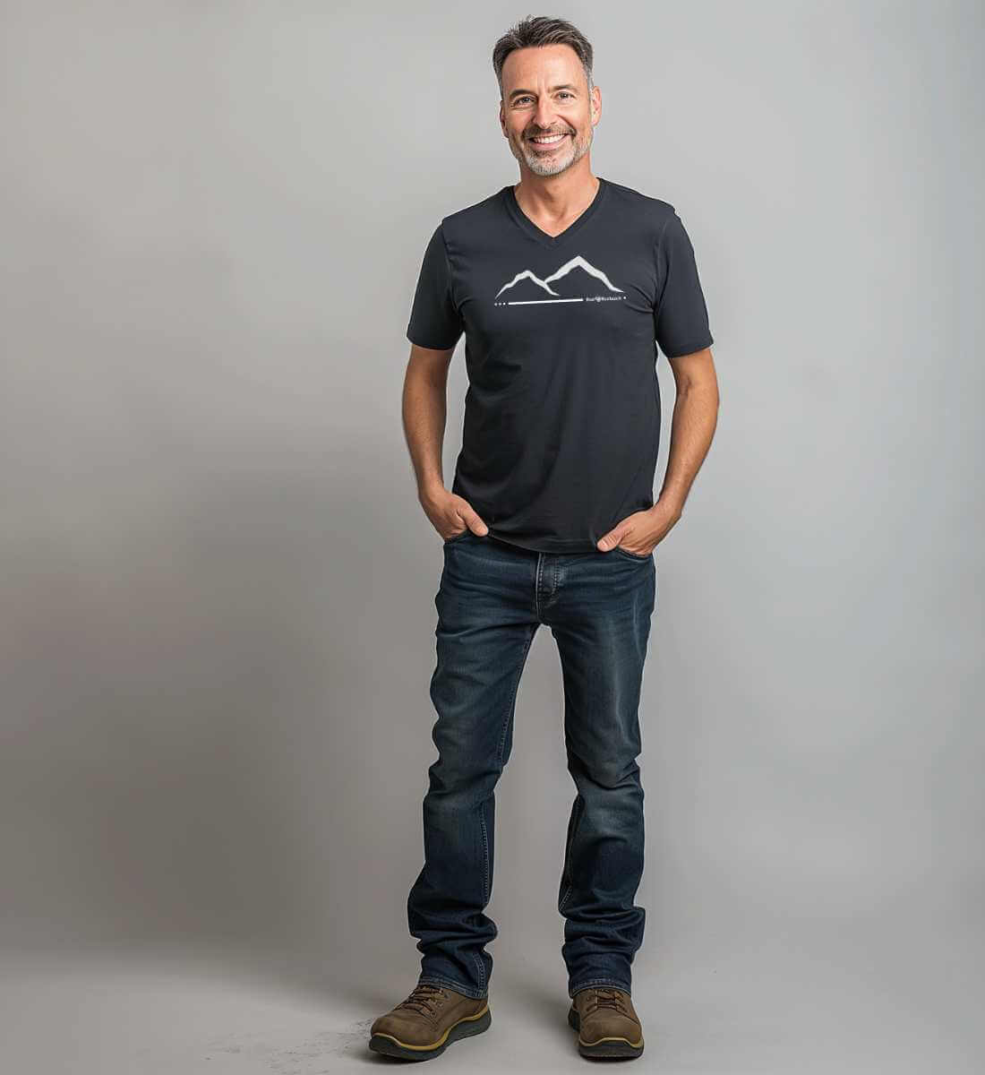 Berg | Herren V-Neck Premium Organic T-Shirt von Rad&Rucksack - am Model präsentiert