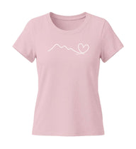 Geschenk Wanderin Berg Herz Tailliert in Zartrosa (Cotton Pink) – Produktbild (155 g/m² Bio-Baumwolle, tailliert) von Rad&Rucksack
