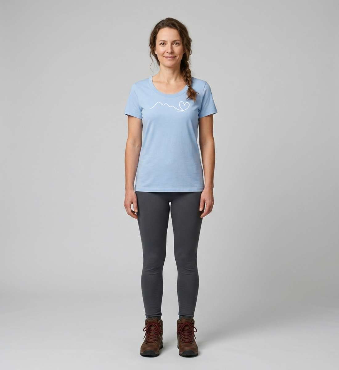 Berg Herz | Damen Premium Organic T-Shirt (Fitted) von Rad&Rucksack - am Model präsentiert