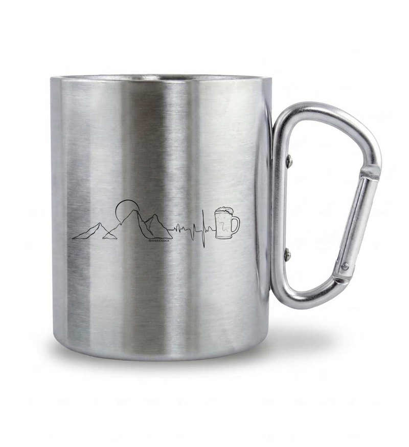 Berg Herzschlag Bier Edelstahltasse – Lifestyle-Aufnahme (Edelstahl mit silbernem Karabinergriff) von Rad&Rucksack