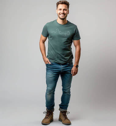 Berg Herzschlag Bier Bio T-Shirt Herren – Modelbild (100% Bio-Baumwolle) von Rad&Rucksack