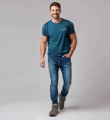 Berg Kompass Wandern Besticktes Bio T-Shirt – Modelbild (100% Bio-Baumwolle) von Rad&Rucksack