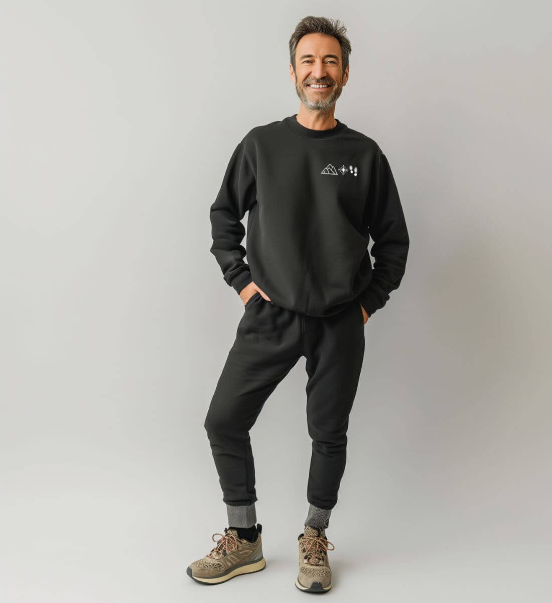 Berg Kompass Wandern | Unisex Organic Pullover von Rad&Rucksack - am Model präsentiert