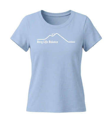 Geschenk Wanderin Berg Life Balance in Mittelblau (Blue Soul) – Produktbild (155 g/m² Bio-Baumwolle, tailliert) von Rad&Rucksack