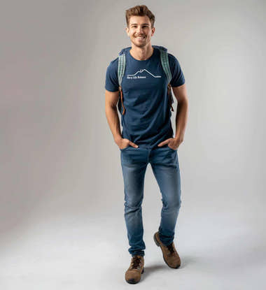 Geschenk Berg Life Balance T-Shirt – Modelbild (100% Bio-Baumwolle) von Rad&Rucksack