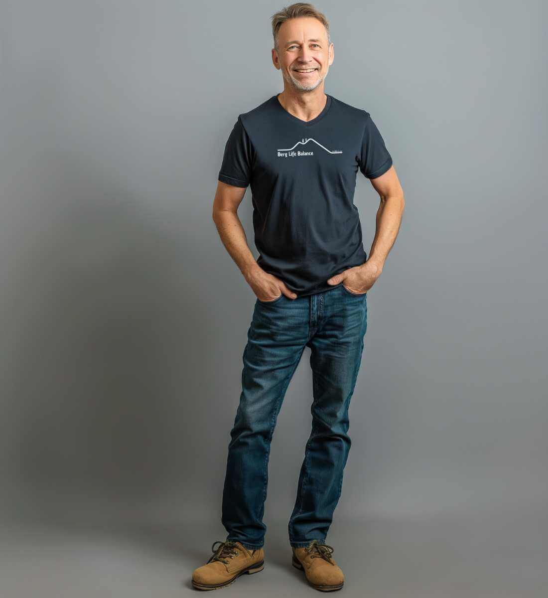 Berg Life Balance | Herren V-Neck Premium Organic T-Shirt von Rad&Rucksack - am Model präsentiert