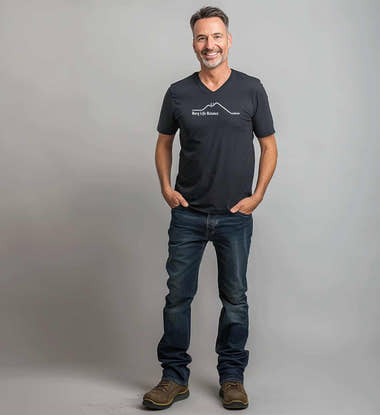 Geschenk Berg Life Balance V-Neck T-Shirt – Modelbild (100% Bio-Baumwolle) von Rad&Rucksack
