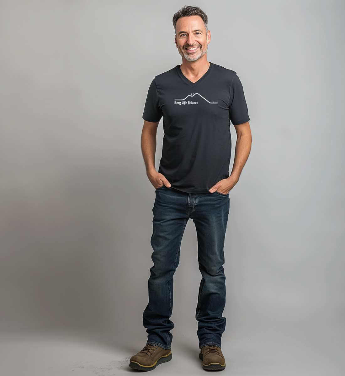 Berg Life Balance | Herren V-Neck Premium Organic T-Shirt von Rad&Rucksack - weitere Modelansicht 2