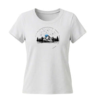 Berg Nacht T-Shirt Damen Weiß (White) – Produktbild (155 g/m² Bio-Baumwolle, tailliert) von Rad&Rucksack