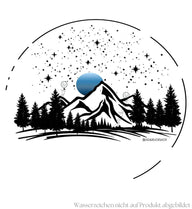 Geschenk Berg Nacht T-Shirt – Modelbild (100% Bio-Baumwolle) von Rad&Rucksack