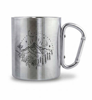 Berg Natur Edelstahltasse – Lifestyle-Aufnahme (Edelstahl mit silbernem Karabinergriff) von Rad&Rucksack