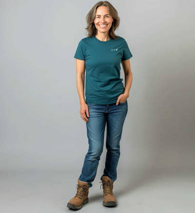 Berg Sonne Wandern Bio T-Shirt mit Stick Damen – Modelbild (100% Bio-Baumwolle) von Rad&Rucksack