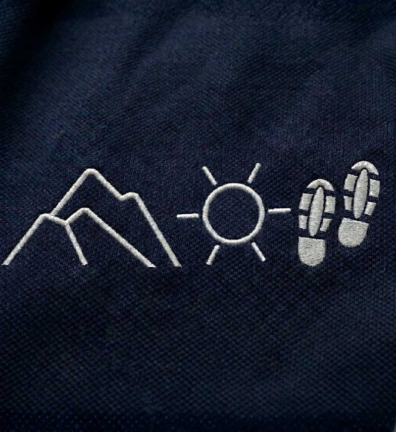 Berg Sonne Wandern  |  Unisex Organic Shorts von Rad&Rucksack - am Model präsentiert