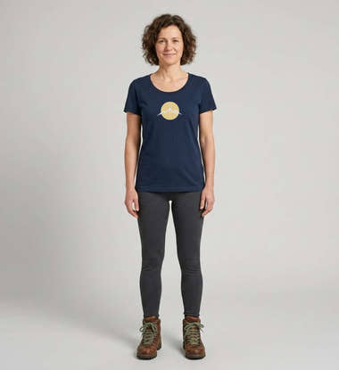 Outdoor T-Shirt Berg Vogel Damen Tailliert – Modelbild (155 g/m² Bio-Baumwolle, tailliert) von Rad&Rucksack