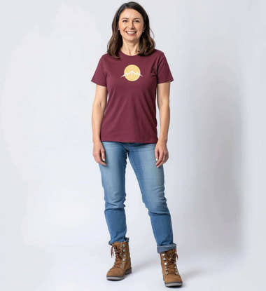 Berg Vogel Bio T-Shirt Damen – Modelbild (100% Bio-Baumwolle) von Rad&Rucksack