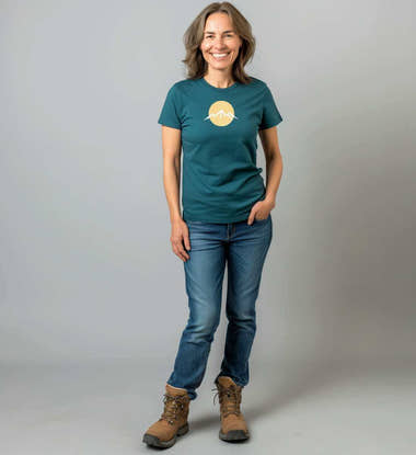 Geschenk Berg Vogel T-Shirt – Modelbild (100% Bio-Baumwolle) von Rad&Rucksack