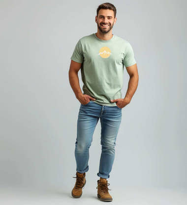 Geschenk Berg Vogel T-Shirt – Modelbild (100% Bio-Baumwolle) von Rad&Rucksack
