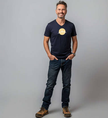 Geschenk Berg Vogel V-Neck T-Shirt – Modelbild (100% Bio-Baumwolle) von Rad&Rucksack